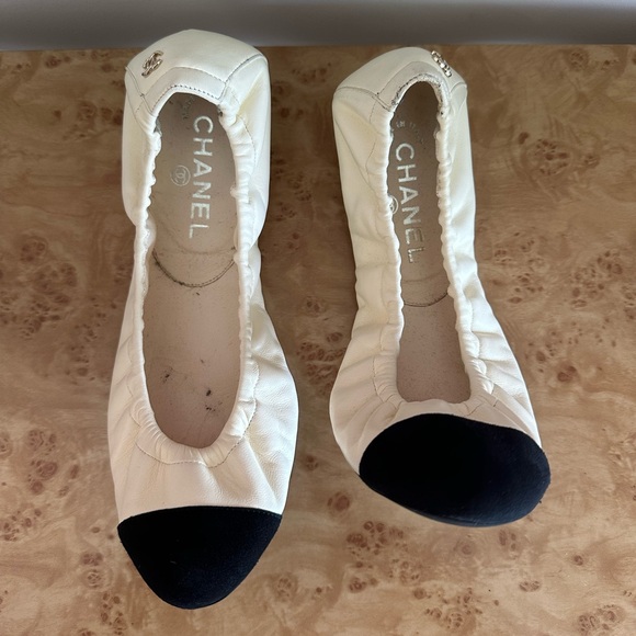 CHANEL Women's Ivory and Black Flats - Picture 1 of 4